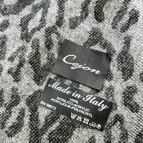 Cejon made in Italy, gray leopard print, oblong scarf/wrap with fringe - Picture 3 of 5